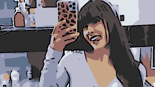 Direto do Tudo Pop: Juliana Bonde faz selfie agachada e causa nas redes(Reprodução/TudoPop)